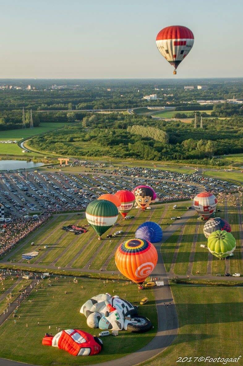 balloontt's tweet photo. Record tijdens TT BALLOONFESTIVAL, 33 ballonnen gaan zondag omhoog vanaf 20.00 uur. Programma start 19.00 uur. Kom op tijd. Toegang gratis. https://t.co/AktQ50RARp