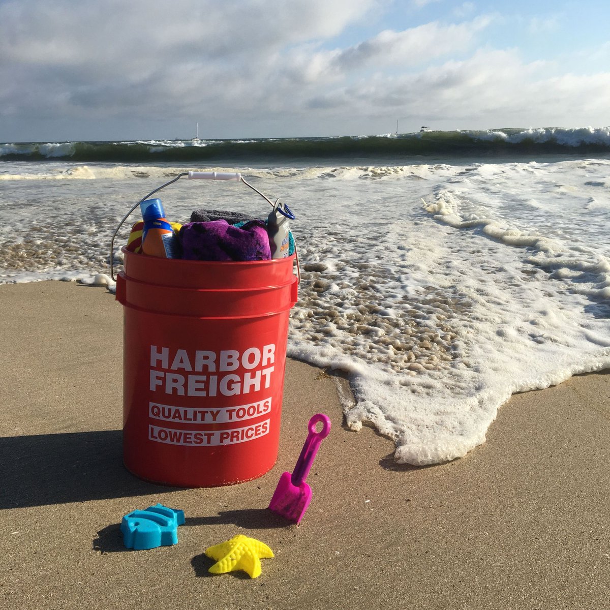 HarborFreight's tweet photo. Hello summer!
#HarborFreightTools #beachbucket #funinthesun https://t.co/10V0Ay9qom