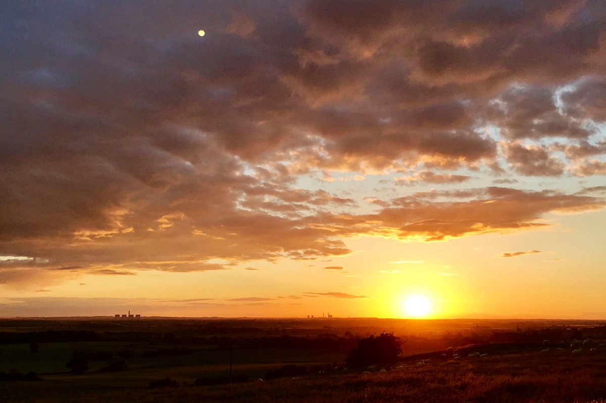 Wishing everyone an auspicious #SummerSolstice2019 🌅🌞 (pic #nofilters sunset yesterday at 21:34, North Carlton, #Lincs ) #BeKind 🕊❣️✨#SummerSolstice ✨