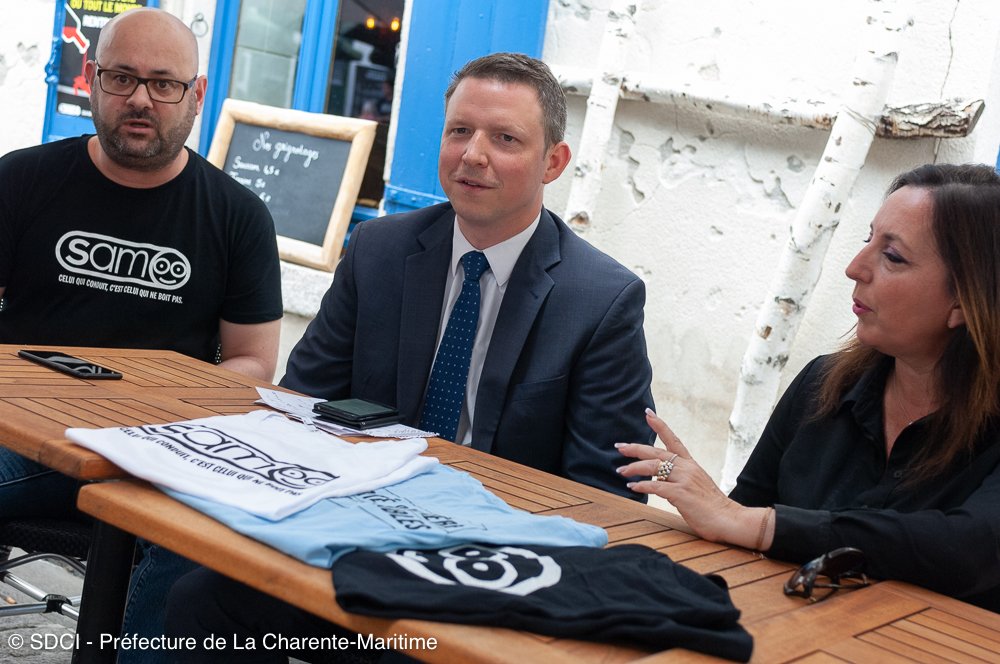 Prefet17's tweet photo. #SécuritéRoutière
Pour la #FeteDeLaMusique2019 l'État et l'@UMIH_France17 s'associent pour sensibiliser le public aux risques de la conduite sous l’emprise d’alcool. + de 20 débits de boissons du centre-ville de #LaRochelle participent à l'opération. Et pour vous #SamCestQui ? https://t.co/RK05v6Vytt
