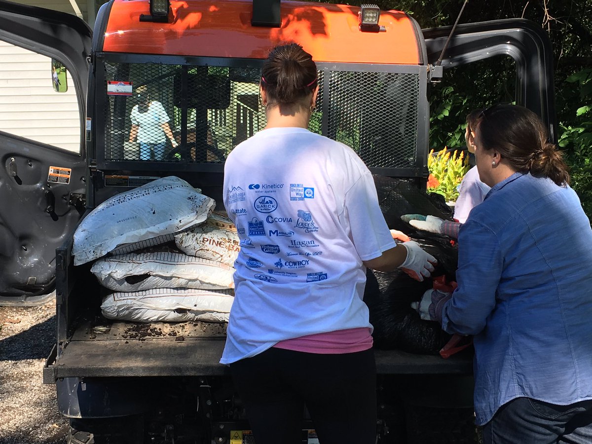2019 #uwgeaugadayofaction underway!  <a href="/UnitedWayCLE/">United Way Cleveland</a> @geaugasavings