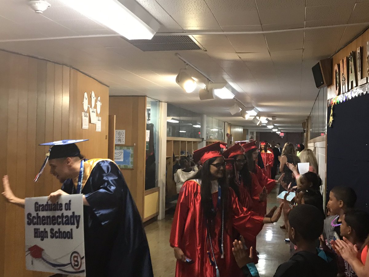 YatesSCSD's tweet image. The Class of 2019 inspiring our young scholars. 🎓👏🏻 #schenectadyvibes @SCSchools