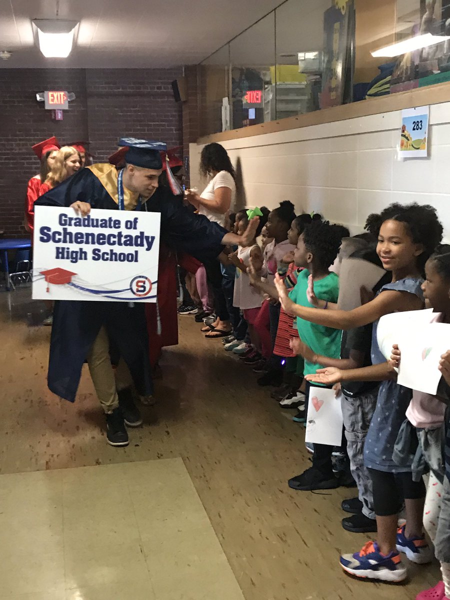 YatesSCSD's tweet image. The Class of 2019 inspiring our young scholars. 🎓👏🏻 #schenectadyvibes @SCSchools