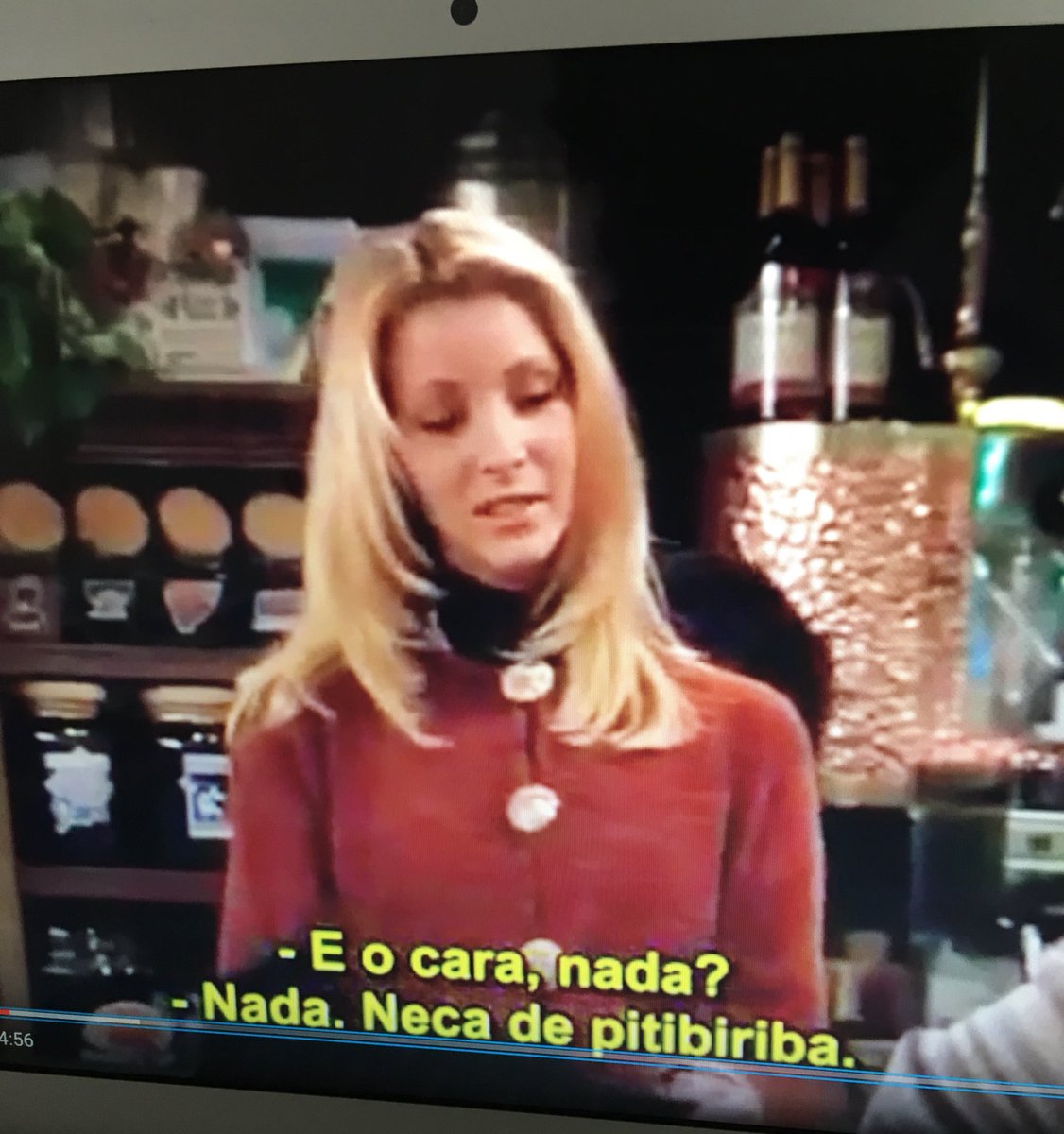 whylucaz's tweet photo. parece que foi minha mãe fez essa legenda de Friends https://t.co/VOFKOltX1n