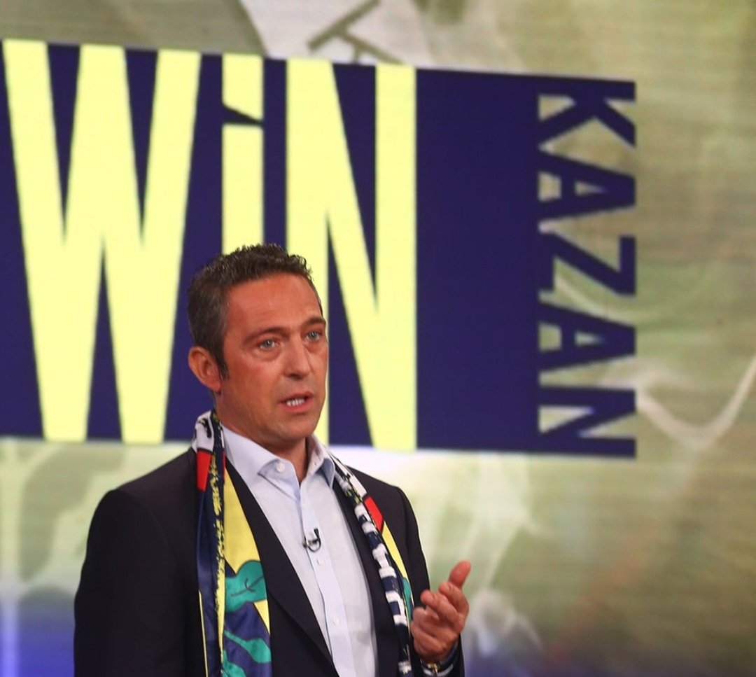 Sen bu kulüpten içeri adim attığından beri Fenerbahçe tarihinin en kara sezonunu yaşamaya başladık futbolda rezil olduk basketbolda rezil olduk Fenerbahçeyi her branşta rakip takımların oyuncağı yaptın daha nekadar oturacaksin o koltukla sayın Koç