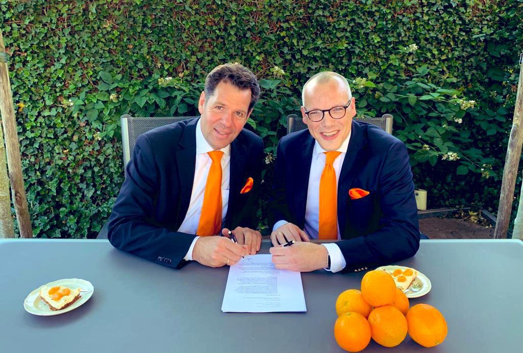 HansVervat's tweet photo. Vandaag is het dan zover samen met @Arjanderooy ons bedrijf OranjeConsultancy @oranjeconsult opgericht! HRM - Payroll in de zorg! Vanaf 01-09 gaat u meer van ons horen! https://t.co/fdWjffzuFv