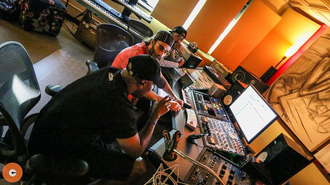 asaffulks's tweet image. 🔥 Cookin' up with the homies @cnicelb &amp;amp; @Rosevelt4prez at @ocrecording 🍊 Stay tuned for fresh music droppin' soon 🎶

#ocrecording #cnice #rosevelt #asaffulks #audioenginnering #mixing #mastering #producerlife #studiolife #studioswag #hiphop #rap #recordingstudio #kirasart