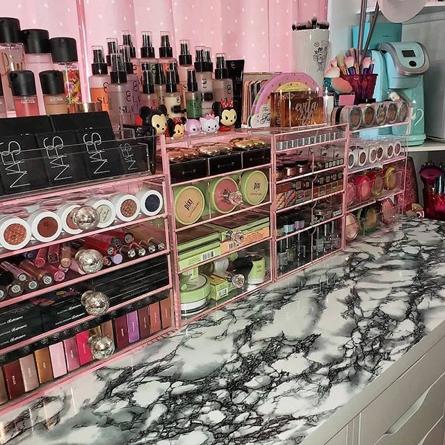 @ makeupromote -  Tag the first person that comes to mind when you see all this beauty🌹
Follow @ makeupromote 📸 @ evita424 .
.
#beautyroom #vanity #makeupjunkie #makeuproom #makeupgoals #makeup #makeuporganizer #makeuporganization #pixibeauty #pixiby… bit.ly/2FjlNOL