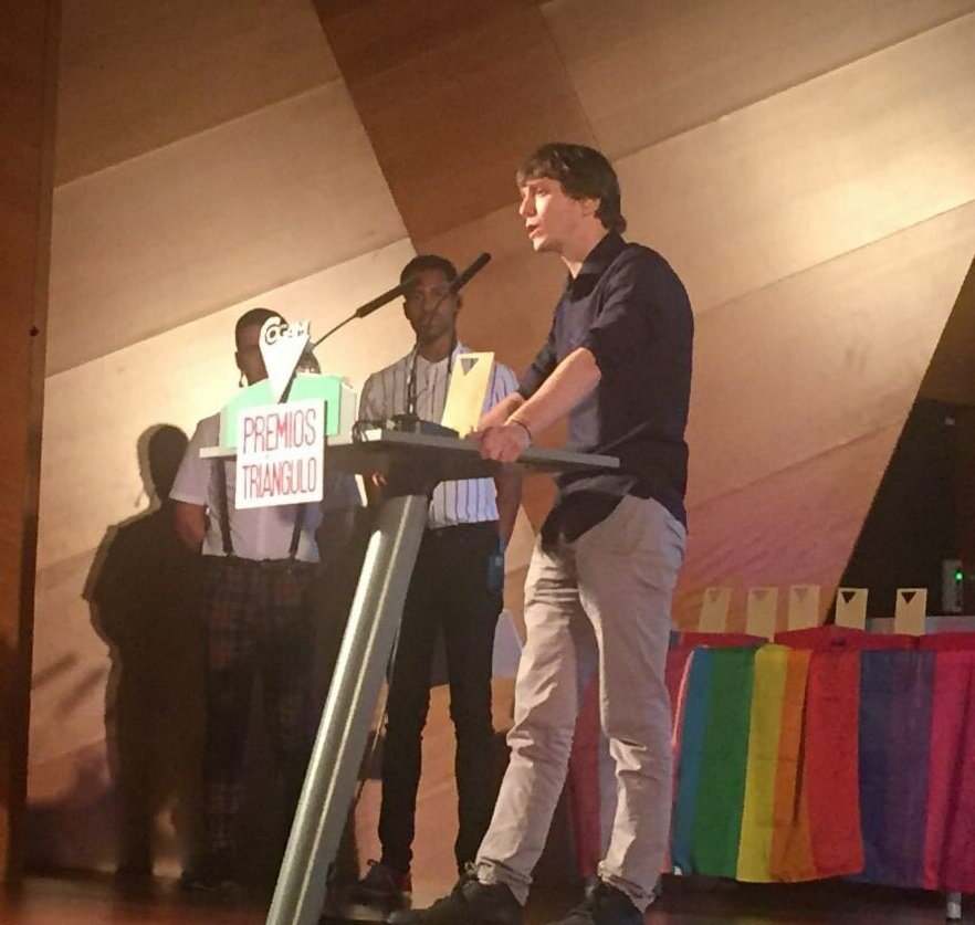MasMadrid__'s tweet image. Enhorabuena @EduardoFRub por el premio Triángulo a la Visibilidad de @COGAM, por el activismo y la lucha por los derechos LGTBI+. Ni un paso atrás, cada día con más Orgullo #PremiosTriangulo2019