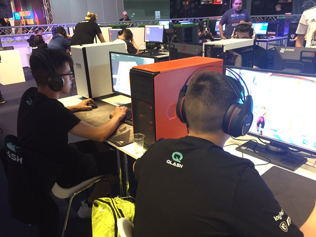 Rubiolo_'s tweet photo. Hola buenas tardes-noches @QLASH_Spain @TeamQLASH
Aquí tenemos a @JoYe__FN & @LiSeeZ_ y a @DerzBOT & @MateoZFN jugando en @Gamergy
#WeAreQLASH #QLASHSpain #Skrillforesports https://t.co/gW2nxoWh5k