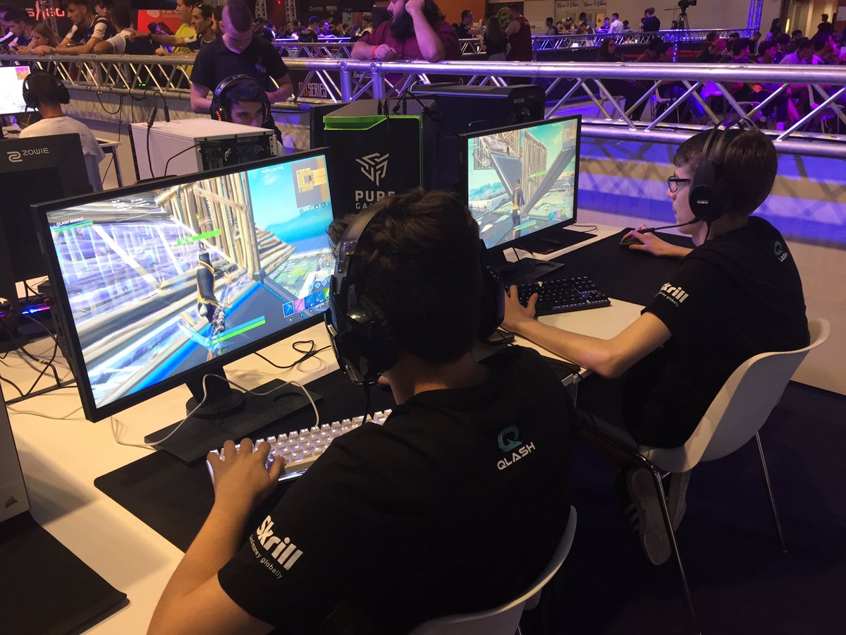Rubiolo_'s tweet photo. Hola buenas tardes-noches @QLASH_Spain @TeamQLASH
Aquí tenemos a @JoYe__FN & @LiSeeZ_ y a @DerzBOT & @MateoZFN jugando en @Gamergy
#WeAreQLASH #QLASHSpain #Skrillforesports https://t.co/gW2nxoWh5k