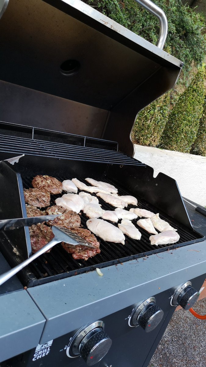jkellybandon's tweet photo. It must be summertime ........when this is fired up
#Summer2019 #BBQ19 https://t.co/7yy8v88q0X