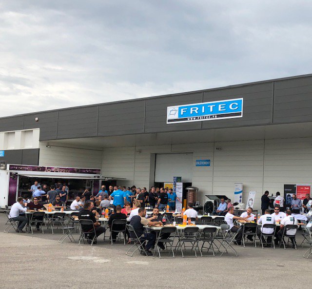 Danfoss_France's tweet photo. Baptême du froid pour notre nouvelle recrue @fabrice Pepin qui vous attend chez notre distributeur #Fritec à #Vénissieux ! https://t.co/MK71Gz9veH