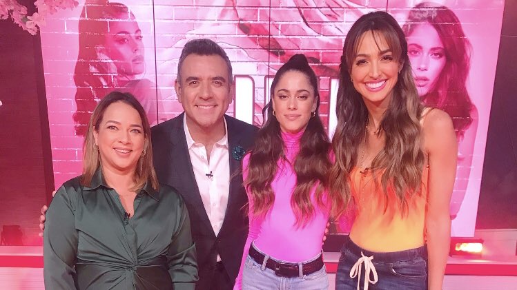 hoydia's tweet photo. ¡Gracias por venir y cantarnos @tinistoessel! Nos encantó disfrutar la mañana contigo😍❤️ @adamarilopez @hectorsandarti @csierika #UnNuevoDia https://t.co/WsxHy0ZyV8