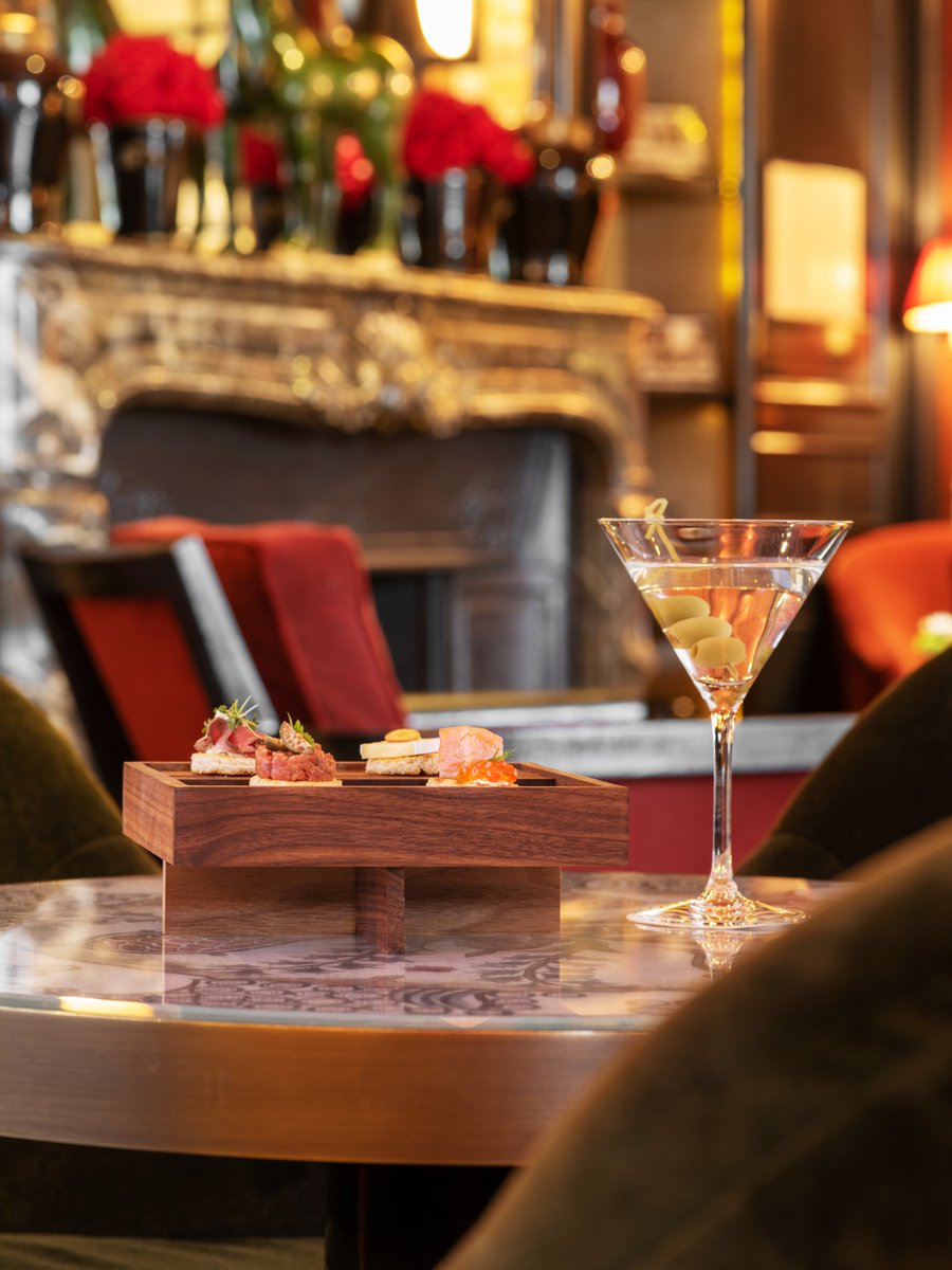 Sippin' into the weekend with a Martini in your hand and our new Sacher Bento Boxes at the Sacher Bar Salzburg 🍸#sacherbar #sacherbarsalzburg #salzburg #sachergoesbento #bentoboxes #sachersalzburg #hotelsacher #sacherhotels #afterwork #lettheweekendstart #lhw #lhwtraveler