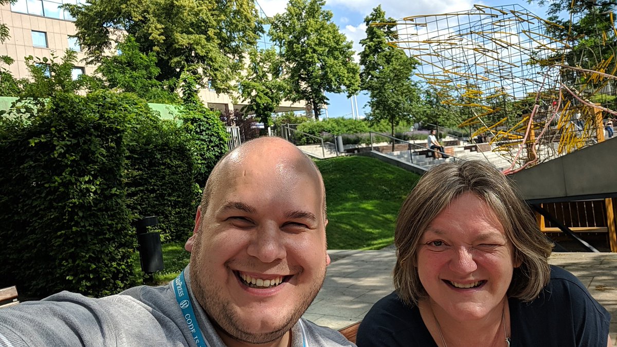 With the amazing celebrity accessibility expert <a href="/RianRietveld/">Rian</a> , need accessibility advice on #WP she's your expert.#WCEU