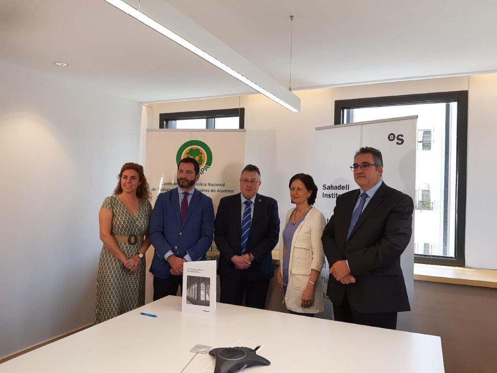 Hoy es un gran día para las Asociaciones de Padres de Alumnos, sus Federaciones y Confederaciones. Una entidad financiera como el Banco Sabadell apuesta por las familias y la educación de sus hijos. Firmado el Convenio de colaboración entre  CONCAPA y BANCO SABADELL.