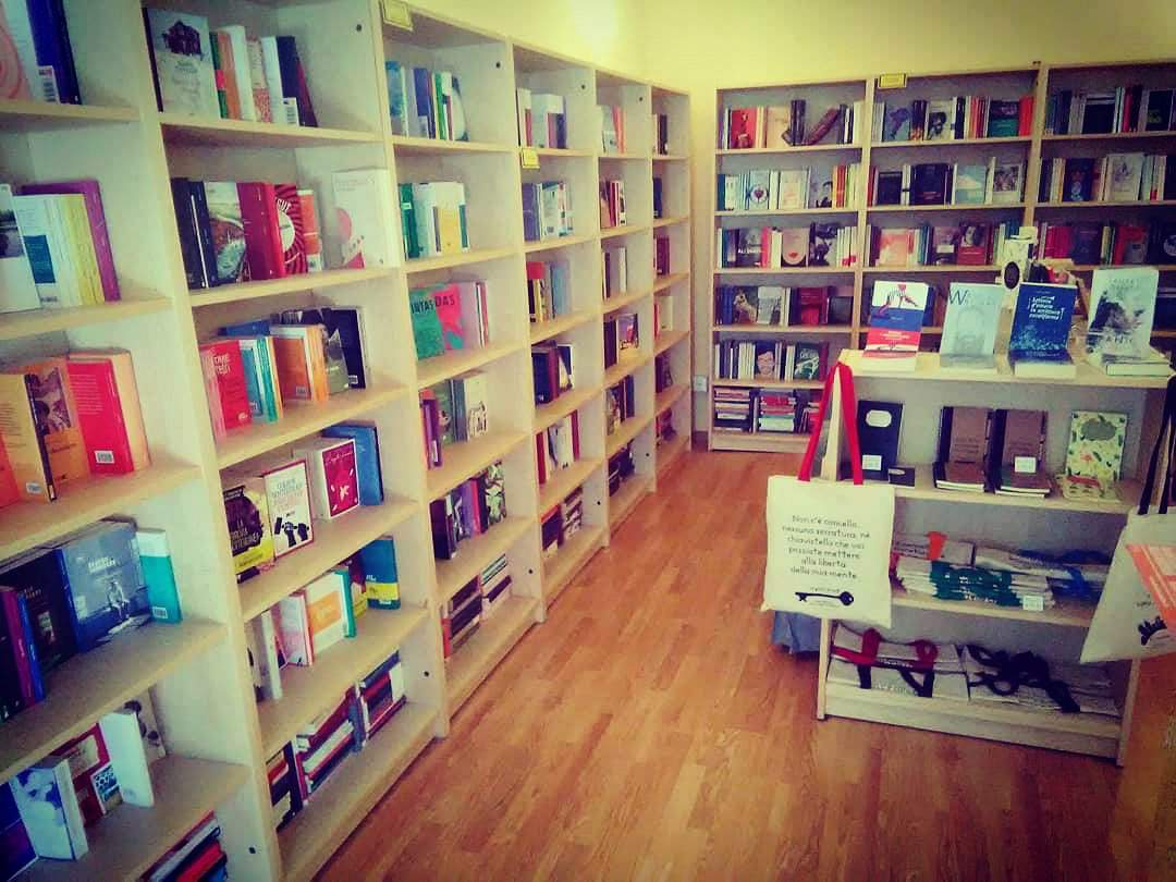 book_morning's tweet photo. L'imbarazzo della scelta: moltitudini di storie (indipendenti) vi aspettano sui nostri scaffali!
#LibrerieNelMondo #Genova https://t.co/EvptyRrFRI