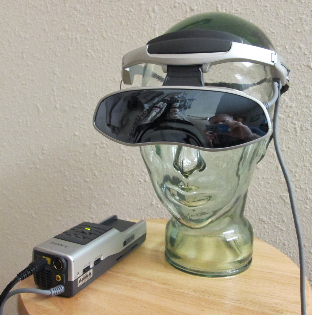 dr_kouk's tweet photo. @_omr @StephanieTargui la présentation de @_omr a réveillé un souvenir de la #protohistoire #MusNUM : en 2000, j'installais à Tignes 3 postes #VR avant l'heure avec ce matériel #futuriste Sony-Glasstron-PLM-S700 (diffusant des archives de sports de glisse) https://t.co/WzZ3dJZ84g