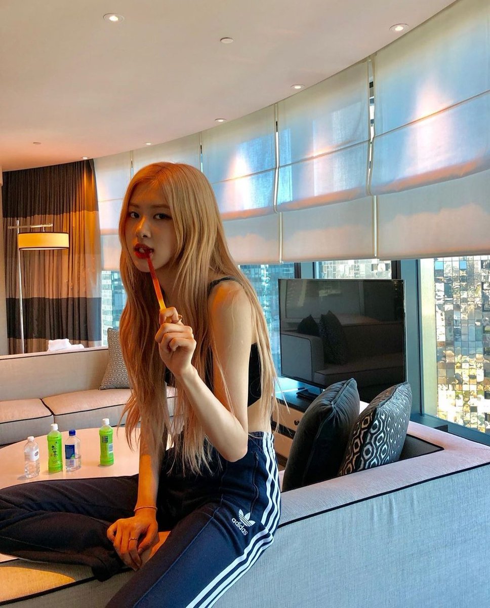 Bamboo36607773's tweet photo. #3YearsWithRosé @ygofficalblink i love you. https://t.co/zHEuM1tcZg