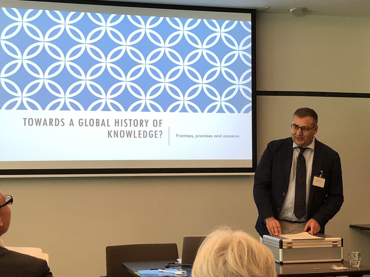 GewinaS's tweet image. Nature strikes back! Keynote speaker Stéphane Van Damme on the question Towards a Global History of Knowledge? He presents “a love triangle” between history of science, history of knowledge and environmental history. #Woudschoten8 #historyofknowledge