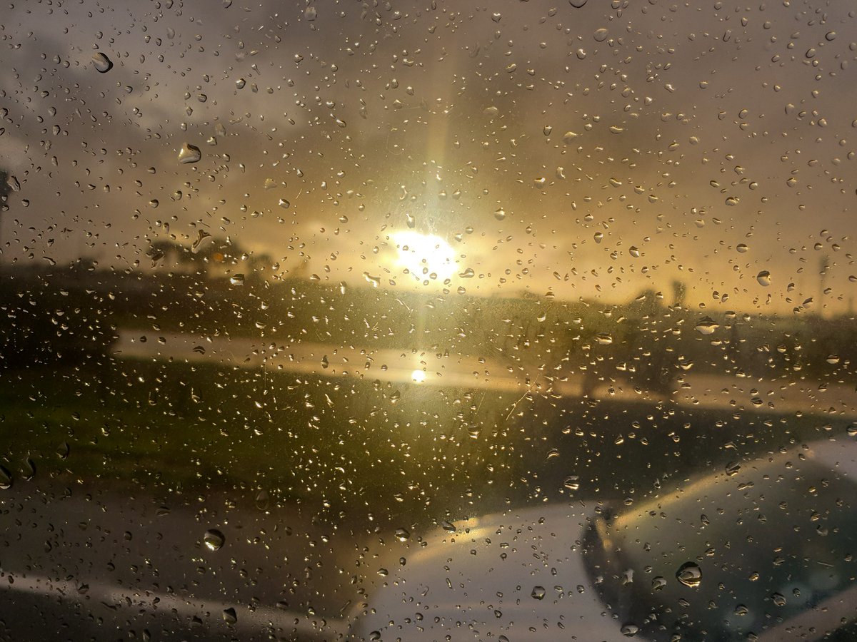 Llew_Johnson's tweet photo. Admiring the sunset amidst this cold, rainy weather. #capetown sure is beautiful. #Raindrops #Sunset #winter #droplets #withGalaxy @SamsungMobileSA #Note9Photography #TakenWithMyNote9 #NoteFanatic #SamsungMember https://t.co/ST2wpm0x8h