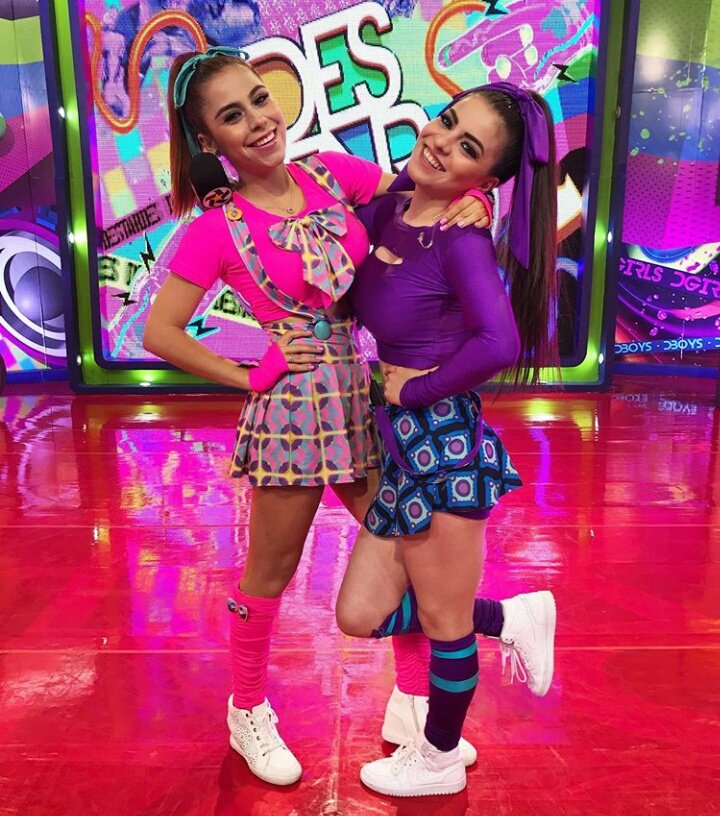 Guadalu1014's tweet photo. Hoy no se olviden votar por Mel y Moni💜💗. 
#Monely
@MoniContreras https://t.co/RCudn61HbG