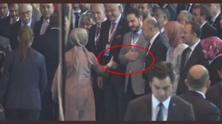 bhaaal's tweet photo. Berat Albayrak : Bacım el vermem, ama başka yerimden tutabilirsin
Özge Ulusoy Esra Erdoğan #Skandal #Kaset #Pompa #LaPompa #LePompierre https://t.co/z7WQObsxyR