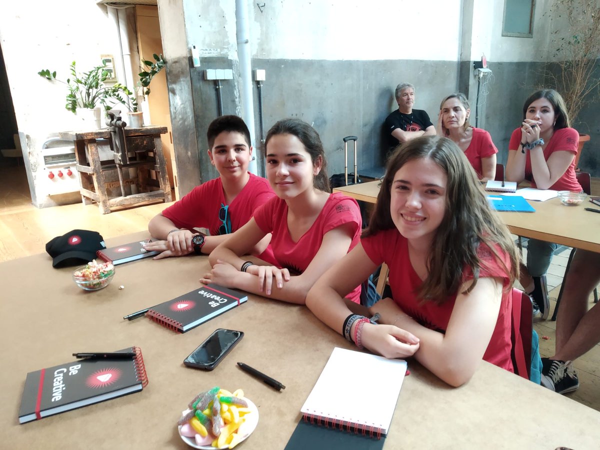 VoyageEyes's tweet photo. Tarde de trabajo de nuestro equipo #voyageeyes_acc con @audicrea preparando la exposición de la gran final de mañana. @audispain https://t.co/YtzH1KXT6W