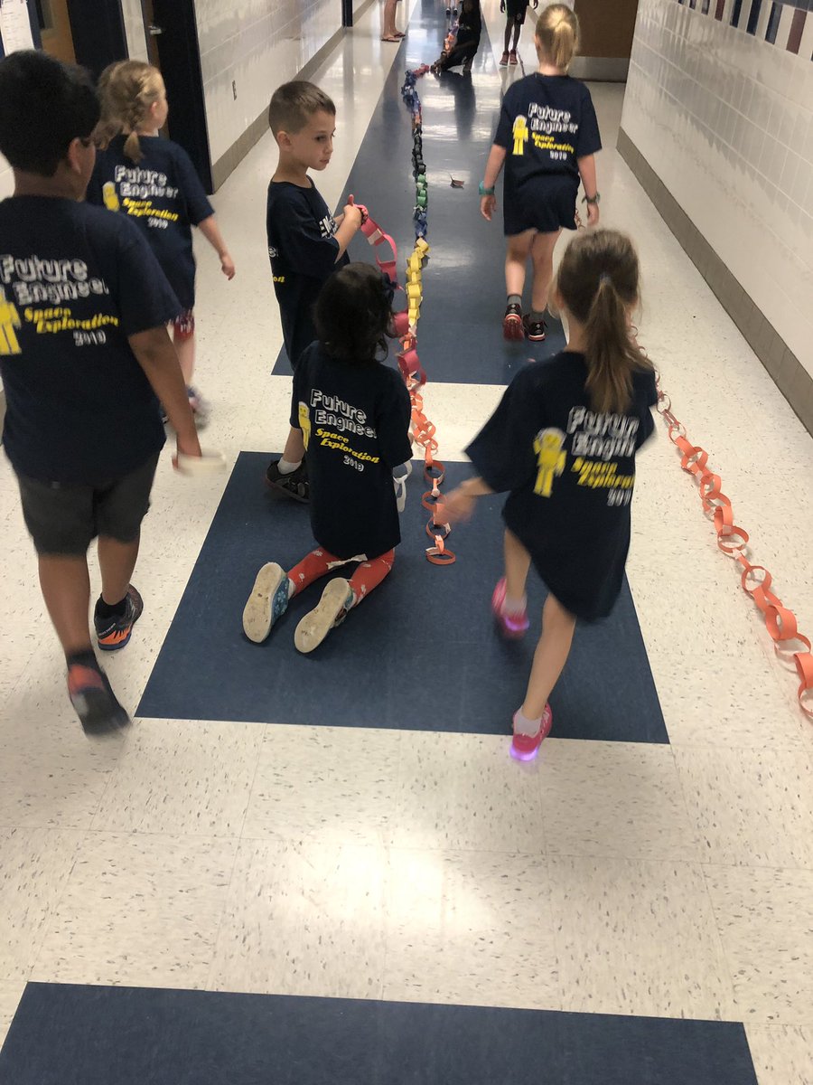 LibMrsNoone's tweet photo. The paper chain challenge is always a favorite on the last day of #STEMmerweek! https://t.co/dWr9pElEwP