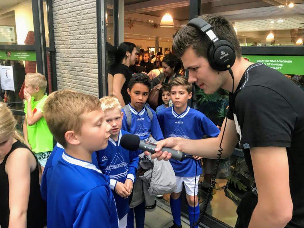Straks om 18:00 een nieuwe Let's Go op <a href="/RadioAalsmeer/">Radio Aalsmeer</a> We gingen een kijkje nemen met de opname microfoon bij het schoolvoetbal wat deze week plaatsvind bij <a href="/fcAalsmeer/">FC Aalsmeer ⚽️</a>