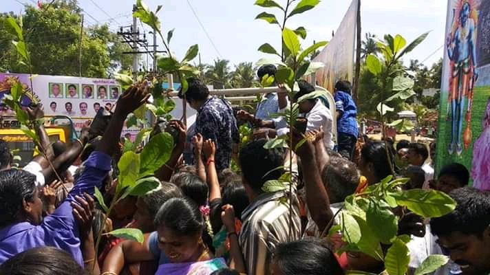 m_shenbag's tweet photo. Part 58:
#CycloneGaja #CycloneGaza
#RMMinGajaAffectedAreas
கஜா புயலால் மரங்கள் இழந்து காணப்படும் புதுக்கோட்டை மாவட்டத்தில் ரஜினிமக்கள்மன்றம் சார்பாக பொது மக்களுக்கு மரக்கன்றுகள் தொடர்ந்து வழங்கி வருகின்றனர், கீரமங்கலம் நகராட்சியில் வழங்கிய போது
@mayavarathaan https://t.co/yWF4h76AT4
