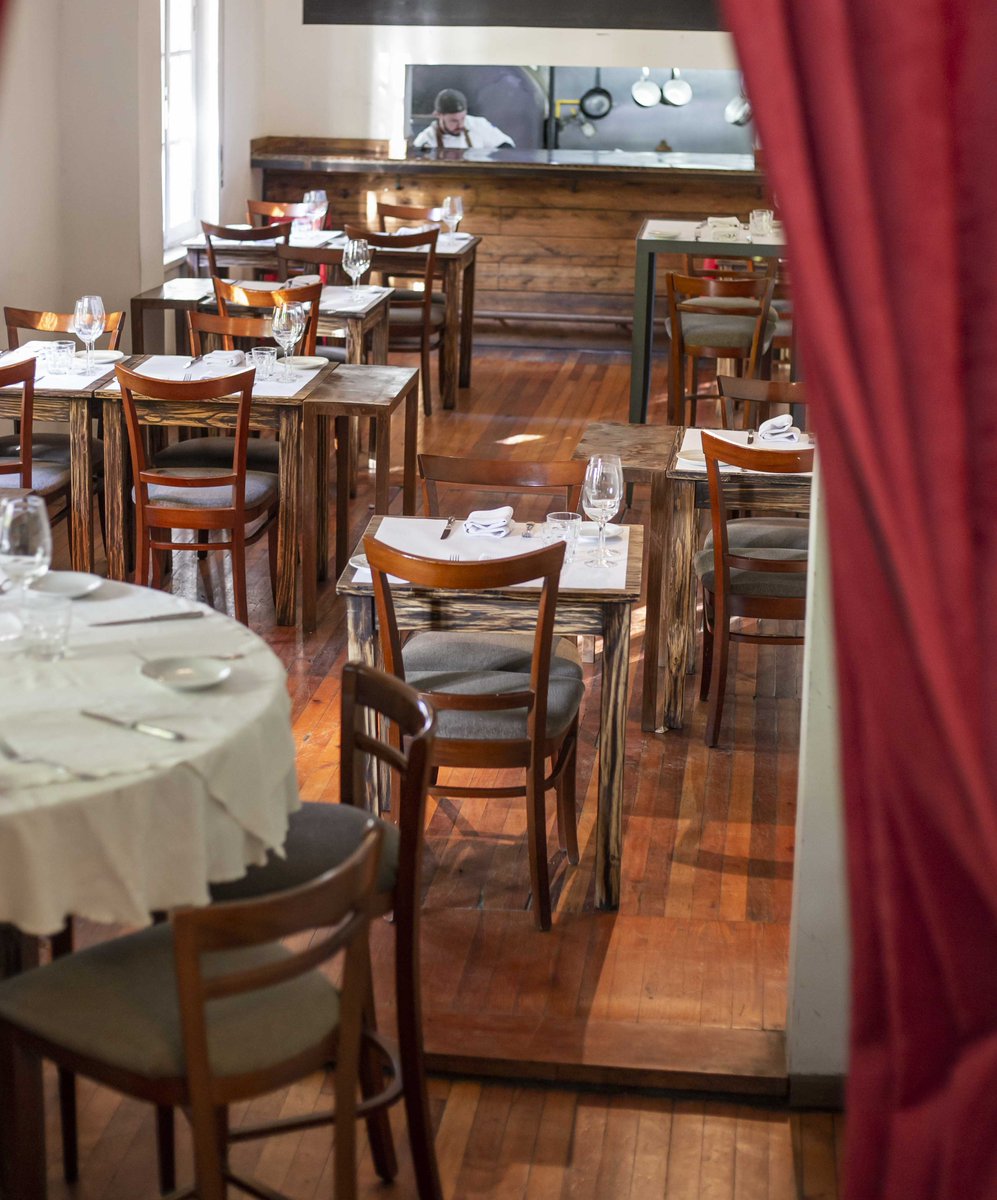 Vení a almorzar y decinos si no es verdad que el sol del mediodía hace magia en la esquina de Mitre y San Lorenzo!