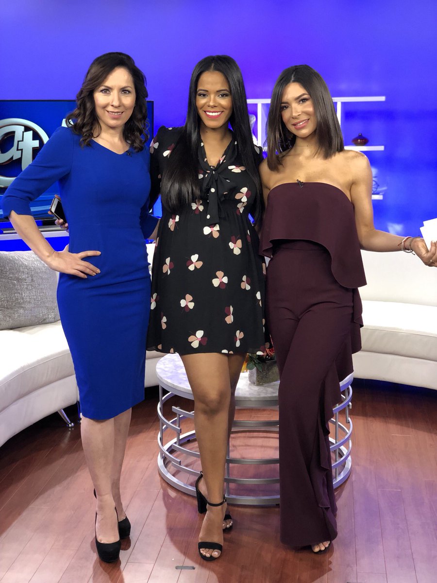 VeroT47's tweet photo. Listas para @AccesoTotalNY #AccesoCopero los esperamos @Telemundo47 @VictoriaSosaT47 #OriettaDeLuque @VeroT47 #CABrasil #WWCTelemundo #futbol https://t.co/D84Q9KQ5uk