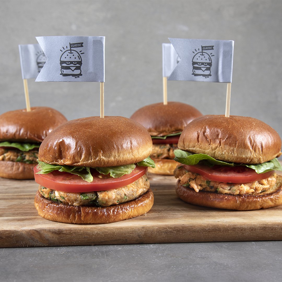 A_petretzikis's tweet image. Σήμερα στο #KitchenLab σας έφτιαξα 3 πιάτα που μπορείτε να πάρετε μαζί σας και στην παραλία! ⛱Μπατζίνα: bit.ly/2WT9U87! 😋Burger σολομού: bit.ly/2FiOhrF! 🍔Σιροπιαστό γλυκό με ινδοκάρυδο: bit.ly/2Y475T2!