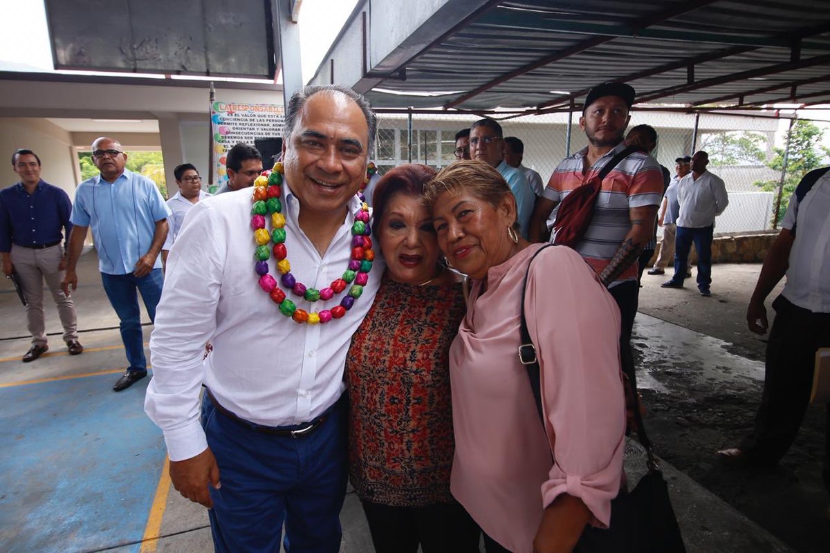 HectorAstudillo's tweet photo. Llegamos a la Col. Palomares en Acapulco. Estamos recorriendo la escuela primaria “Gral. Silvestre Castro” donde inauguraremos una obra más de infraestructura educativa de @IGIFEOficial. https://t.co/yqrGaC4feL
