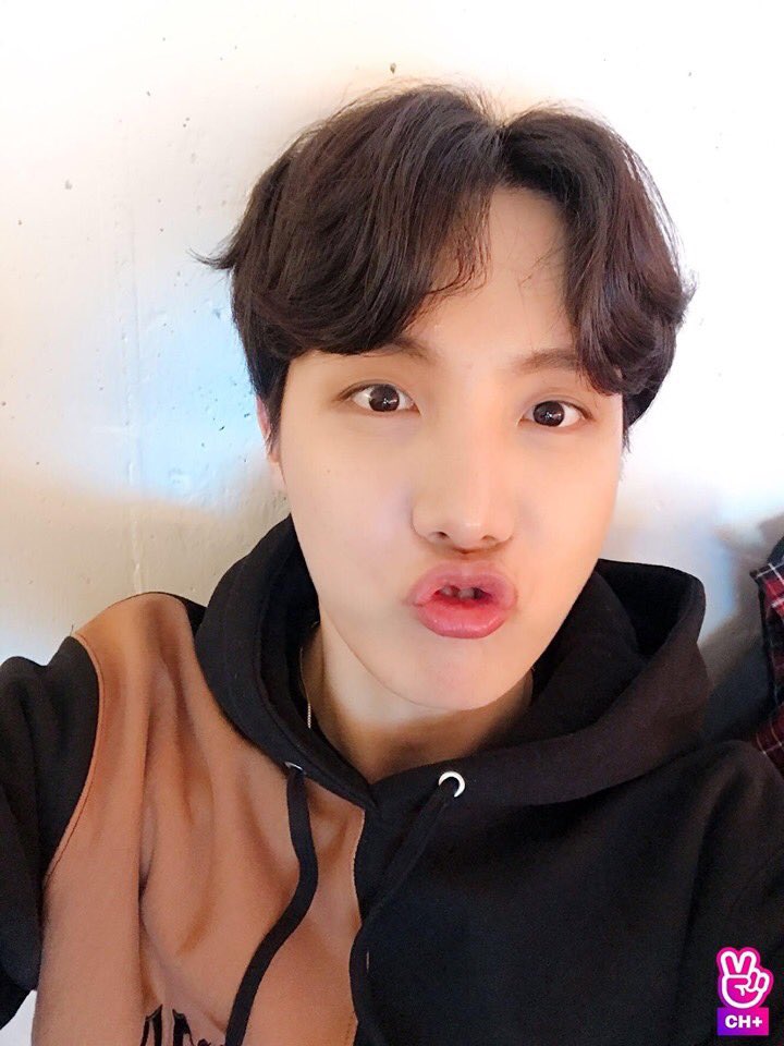 HuongGiangg2002's tweet photo. part 2 :>> #TeenChoice #ChoiceInternationalArtists @BTS_twt https://t.co/ApXlwKvTe3