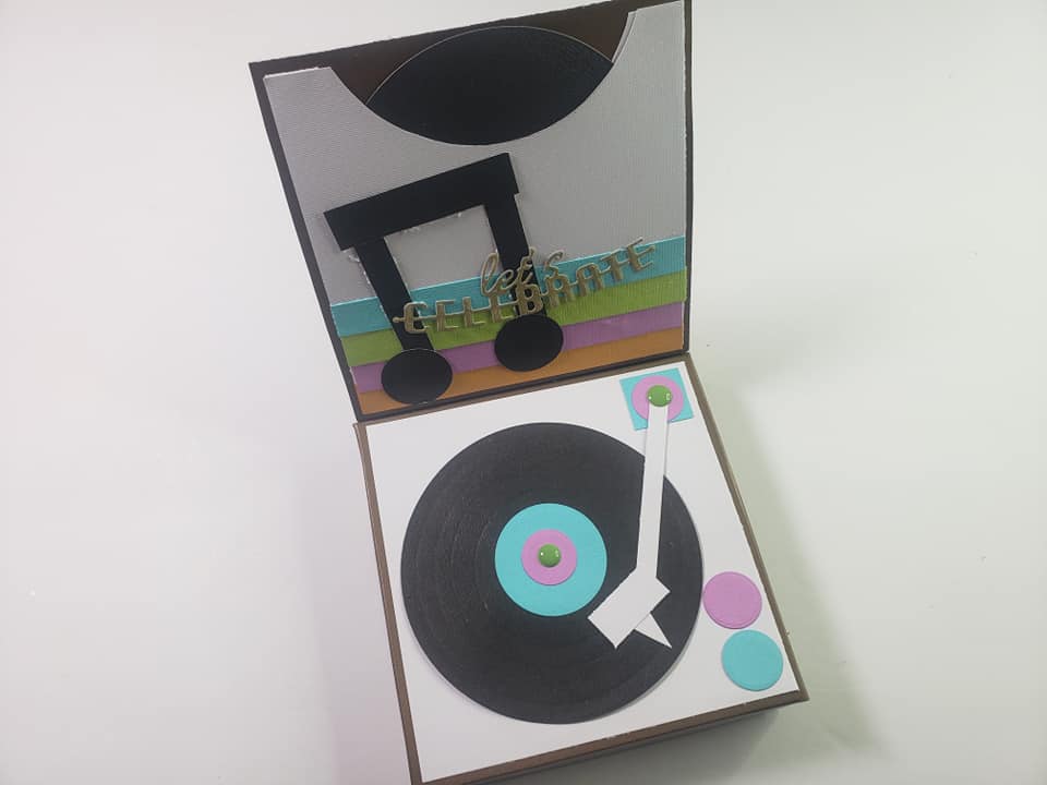 xyroninc's tweet photo. Happy Music Day! Here is cute box made my Eny Dunn  🎸🎹🎷🥁 #xyron #xyronstickers #XyronStickermaker #musicday #giftbox #diy #crafts #oldschool #oldschoolrecord #recordplayer #Xyronmaker https://t.co/PJ19tVyDMH