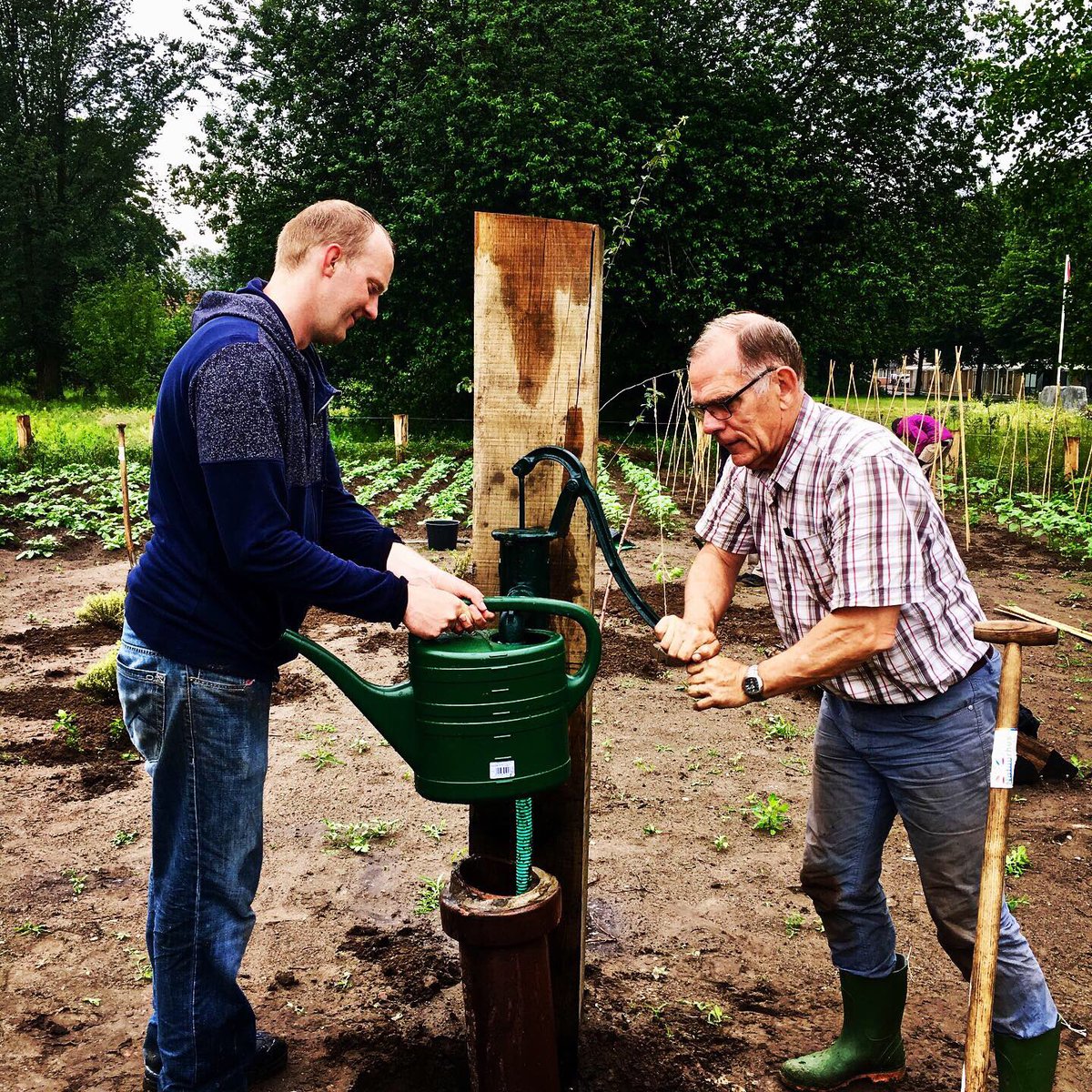 NatuurhusAlmelo's tweet photo. De vrijwilligers in het Doepark zijn dolblij met de gieters en emmers van de @Welkoop in Almelo. Mooie sponsoractie! #dankbaar #welkoop #doepark https://t.co/mYN8BX2kWD