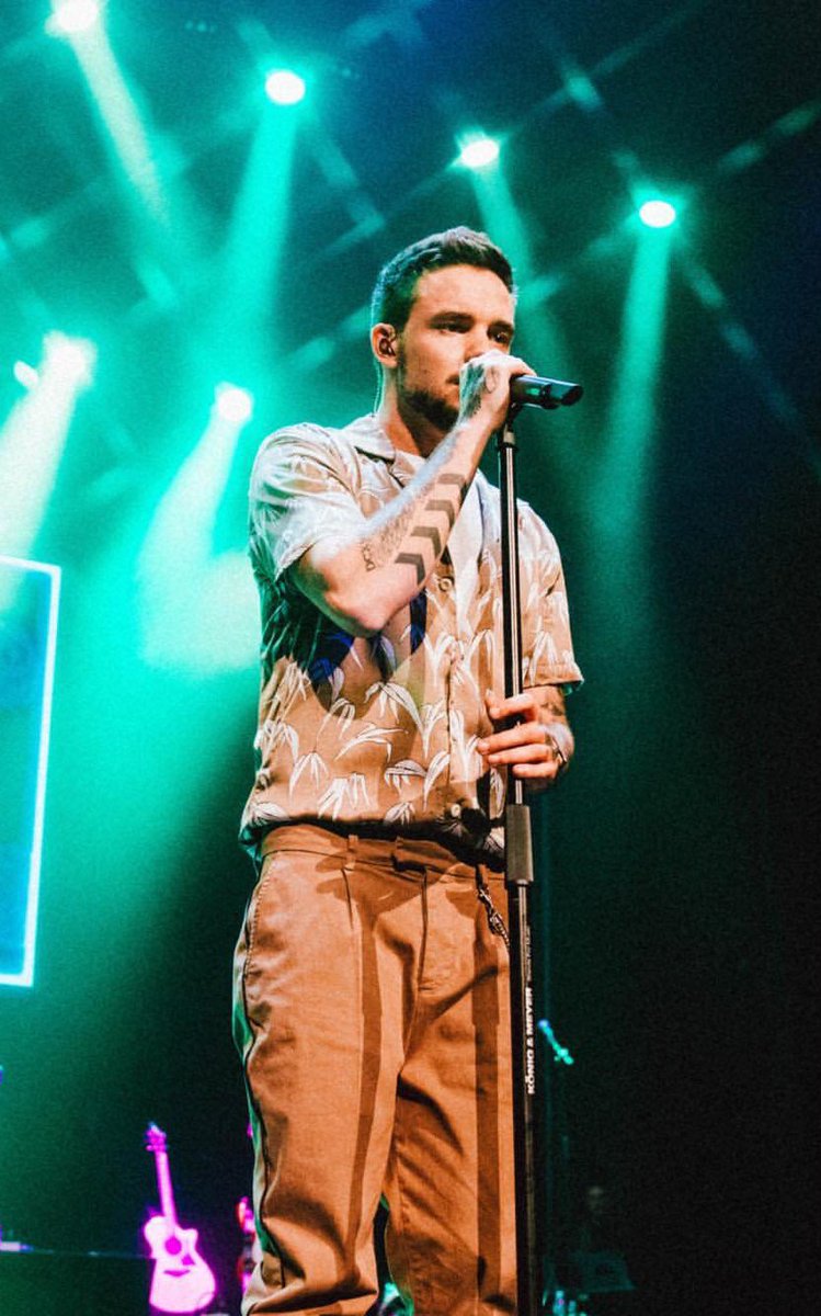 LiamPArgentina's tweet photo. Ayer se cumplió un año del primer concierto como solista de Liam en el @BeaconTheatre en Nueva York para el #ChaseSummer, agotando todas las entradas💜✨ https://t.co/mxzXfa5oFW