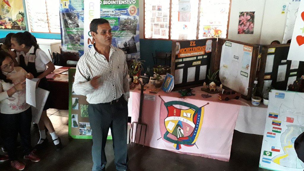 LNCamiloPrada's tweet photo. 📸#Fotos5 #21Jun Los tejidos, bufandas, periódicos murales y la cosecha también se presentaron en el "Tercer momento de Encuentros productivos 2019" #Michelena #Táchira #BuenViernes cc @psuvaristobulo @MPPEDUCACION @cen_araguaney @ZonaEducTachira @Crazet2011 @CLIFPMMICHELENA 👏 https://t.co/li7juqg95k