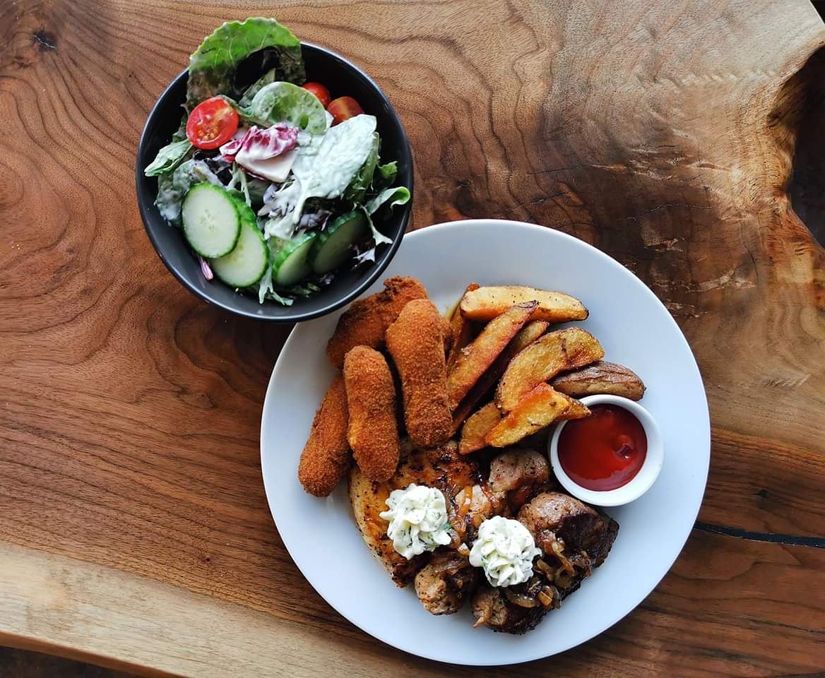 chefhenrie's tweet photo. Why eat one type of meat when you can have a platter? #Chicken, #steak & #pork cooked to #perfection and served with a salad (to be healthy 😉)
339 High Street, #MacTier
#chefhenrie #platter #meatlovers #meatplatter #withsalad #muskoka #parrysound #georgianbay #ontario https://t.co/5LKgBZDquw