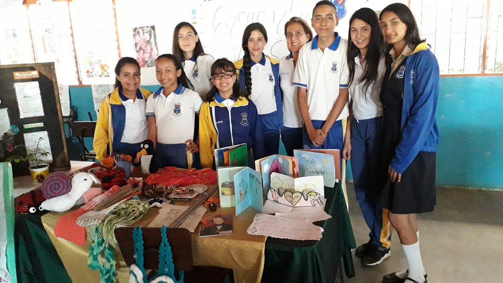 LNCamiloPrada's tweet photo. 📸#Fotos5 #21Jun Los tejidos, bufandas, periódicos murales y la cosecha también se presentaron en el "Tercer momento de Encuentros productivos 2019" #Michelena #Táchira #BuenViernes cc @psuvaristobulo @MPPEDUCACION @cen_araguaney @ZonaEducTachira @Crazet2011 @CLIFPMMICHELENA 👏 https://t.co/li7juqg95k