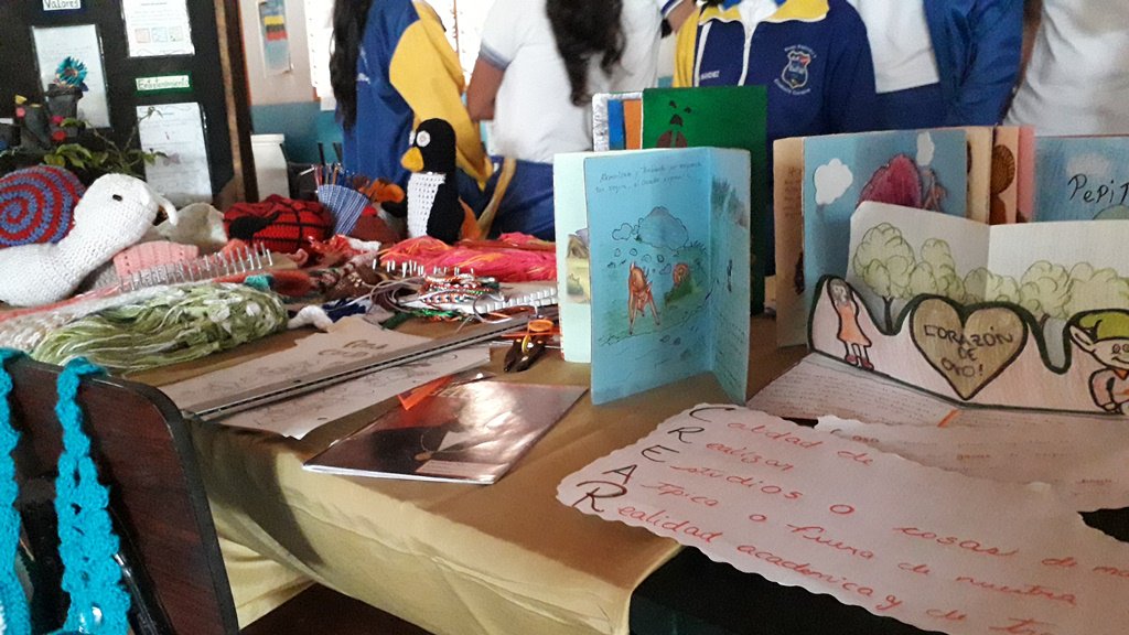 LNCamiloPrada's tweet photo. 📸#Fotos5 #21Jun Los tejidos, bufandas, periódicos murales y la cosecha también se presentaron en el "Tercer momento de Encuentros productivos 2019" #Michelena #Táchira #BuenViernes cc @psuvaristobulo @MPPEDUCACION @cen_araguaney @ZonaEducTachira @Crazet2011 @CLIFPMMICHELENA 👏 https://t.co/li7juqg95k
