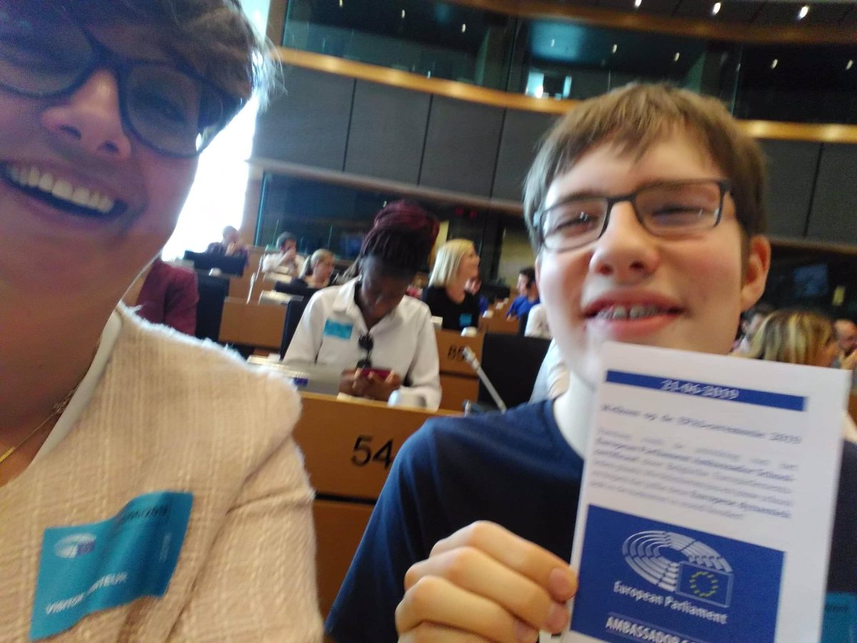 D_TEACH1's tweet image. Senior Ambassador #epasbe juf Kim en junior Ambassador #epasbe Wolfram @EP_Belgium - Officiële uitreiking van onze Epas-diploma’s voor onze jongeren en voor @D_TEACH1 als Epas-Expert-school! - van harte dank