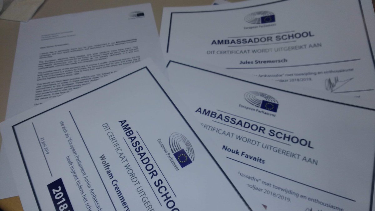 D_TEACH1's tweet image. Senior Ambassador #epasbe juf Kim en junior Ambassador #epasbe Wolfram @EP_Belgium - Officiële uitreiking van onze Epas-diploma’s voor onze jongeren en voor @D_TEACH1 als Epas-Expert-school! - van harte dank
