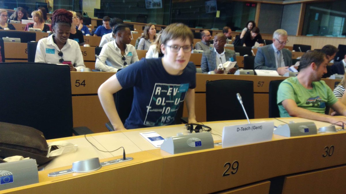 D_TEACH1's tweet image. Senior Ambassador #epasbe juf Kim en junior Ambassador #epasbe Wolfram @EP_Belgium - Officiële uitreiking van onze Epas-diploma’s voor onze jongeren en voor @D_TEACH1 als Epas-Expert-school! - van harte dank