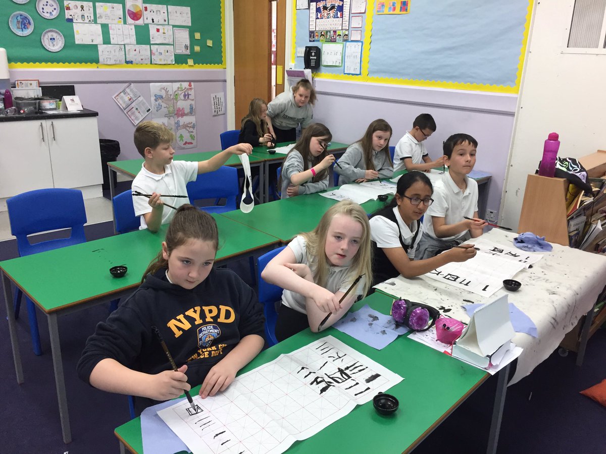 MissNichols20's tweet photo. Calligraphy in Mandarin class. #determinedlearners https://t.co/FtCX6e4mEK