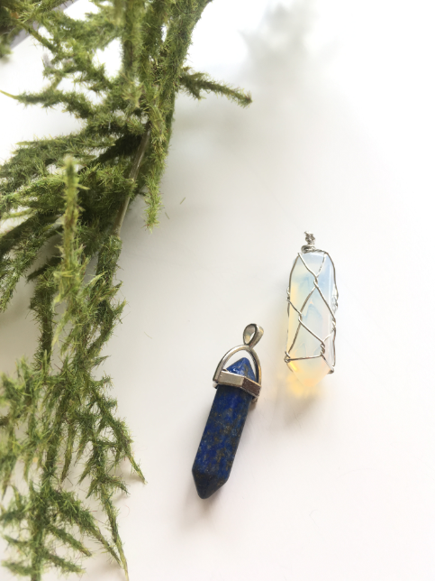 Selenas_Chest's tweet photo. Lapis lazuli and moonstone pendants perfect for a boho look 😎😎😎 You can buy them as a set or single, don't forget to pick your chains as well!!! Visit our #EtsyShop to find our more: https://t.co/NHFtTGUfHj #Etsy #handmade #ethical #accessories #freeshipment #rt via @Etsy https://t.co/DneaNcVAoR