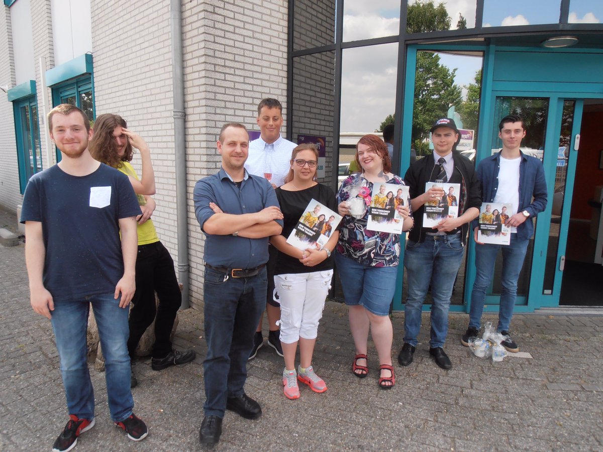 Wij feliciteren met trots onze studenten met de behaalde diploma’s Het ga jullie goed!